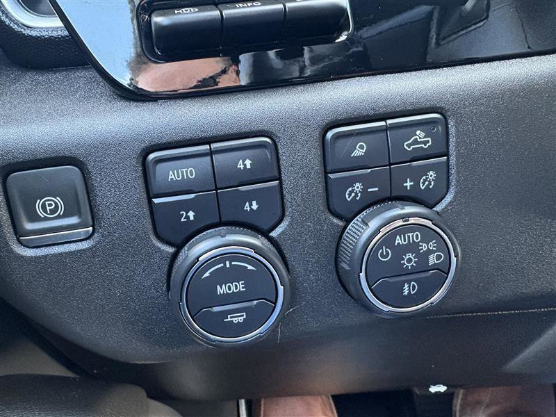 Used 2023 Chevrolet Silverado 1500 High Country w/ Technology Package image 28