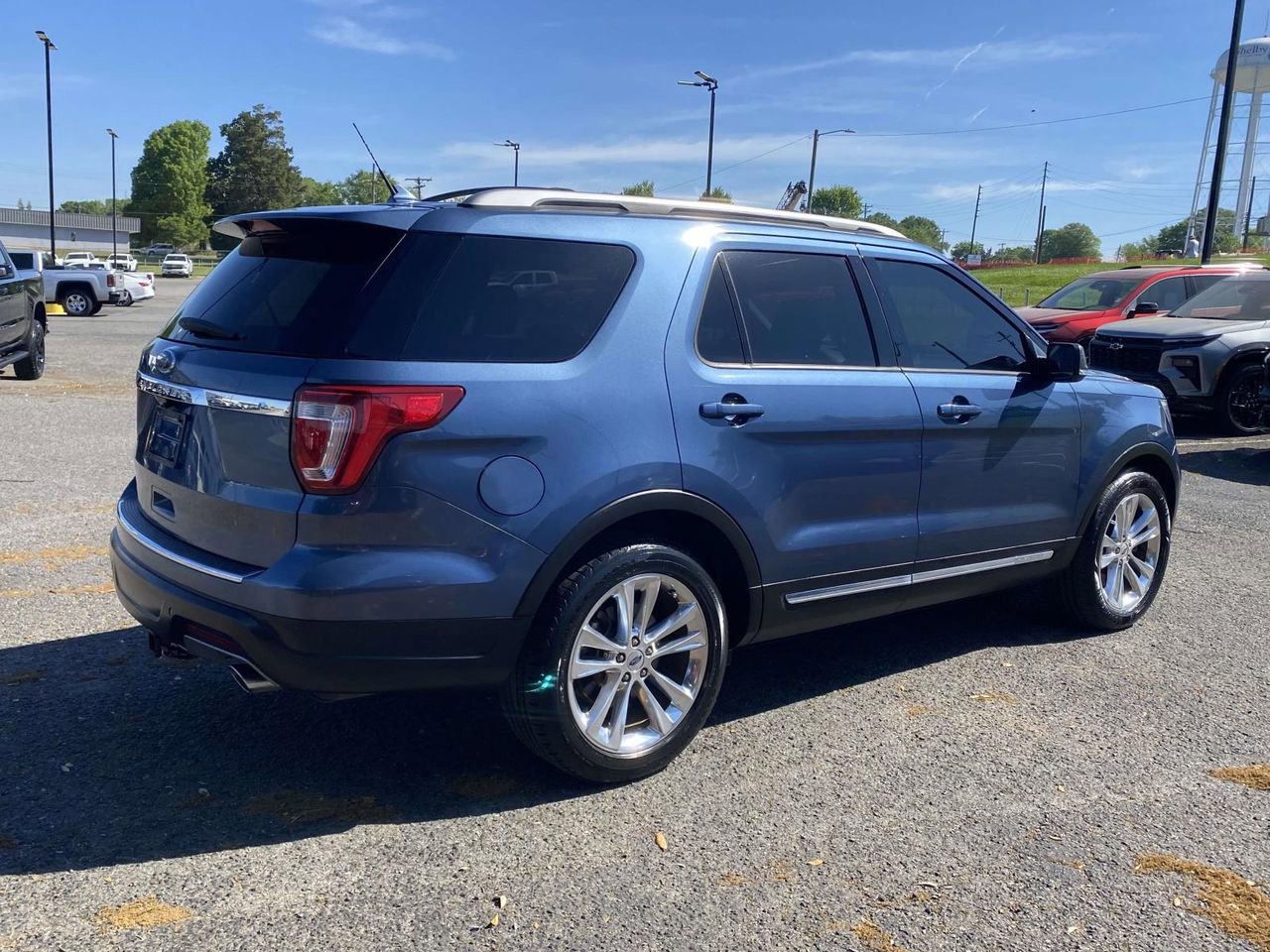 Used 2018 Ford Explorer XLT w/ Equipment Group 202A image 6