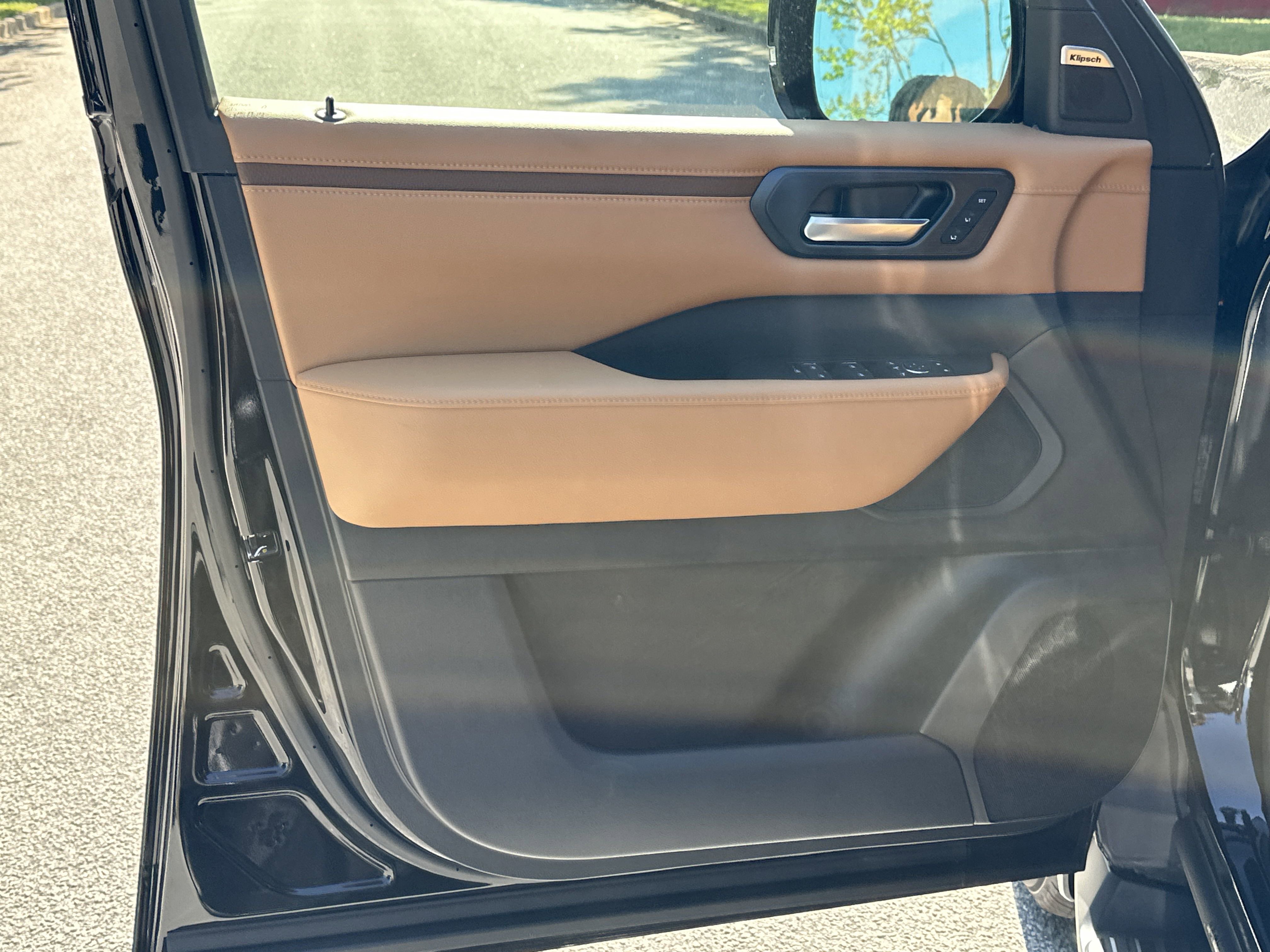 New 2025 Nissan Armada SL w/ Captain's Chari Seat Package image 10