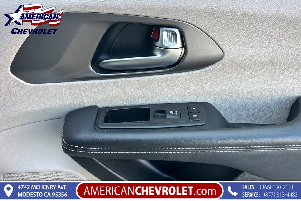 Used 2023 Chrysler Pacifica Touring-L FWD image 23