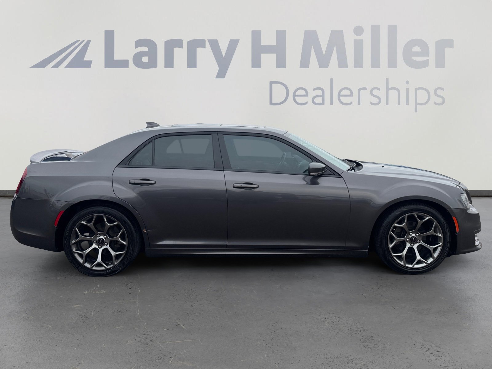 Used 2018 Chrysler 300 S w/ 300S Premium Group image 6
