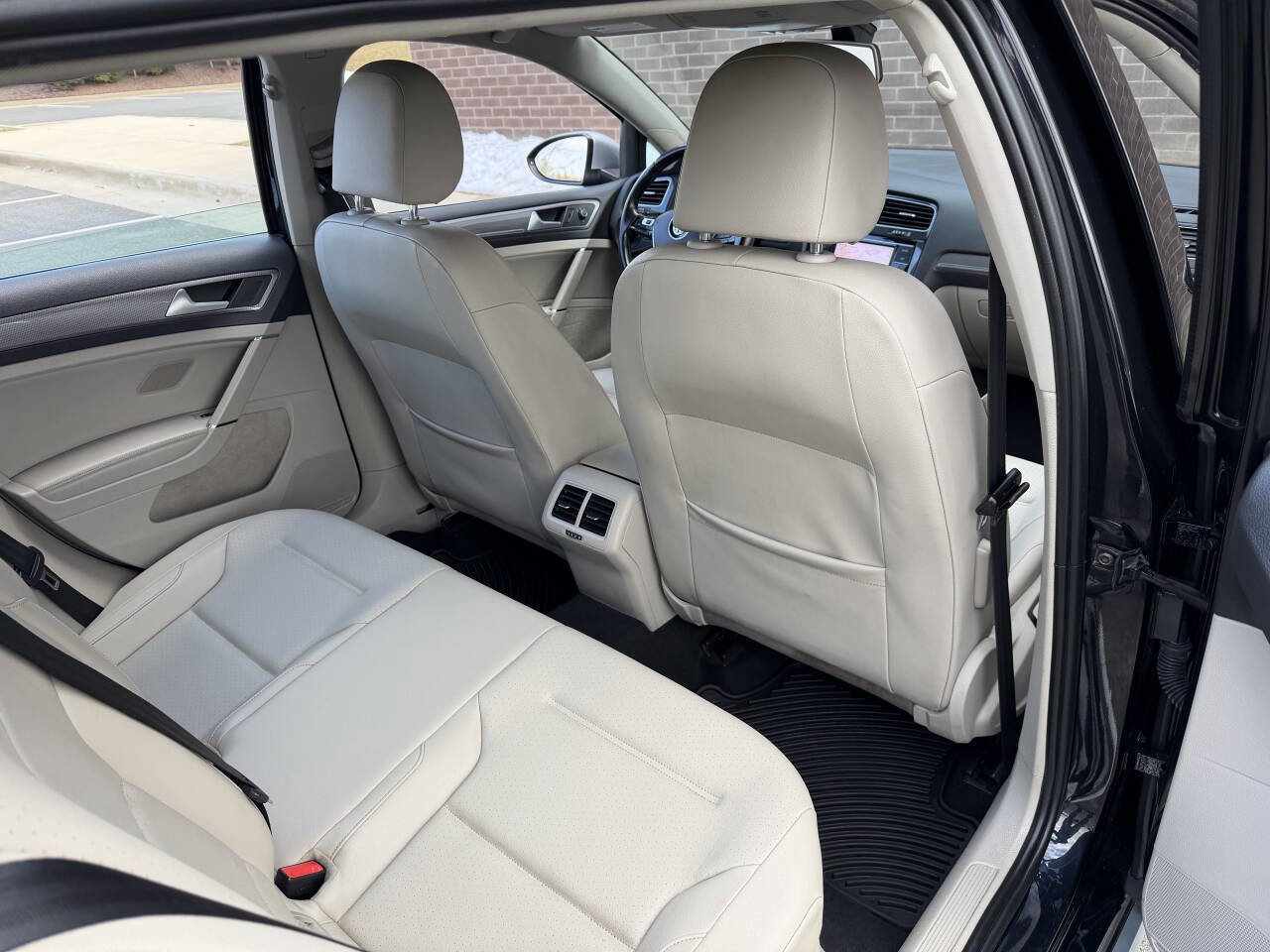 Used 2019 Volkswagen Golf Alltrack S image 32