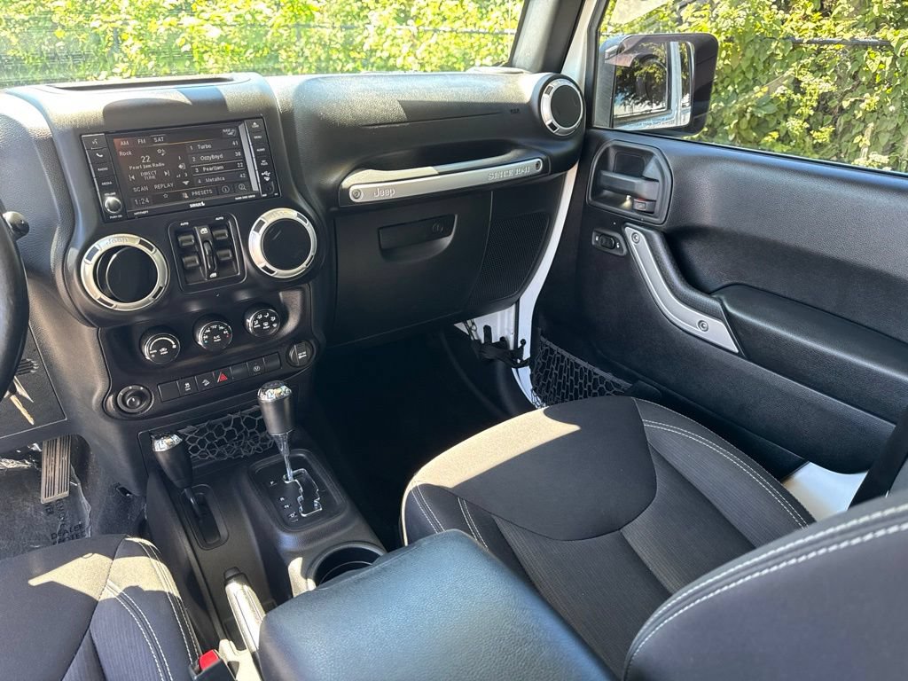 Used 2016 Jeep Wrangler Unlimited Rubicon w/ Connectivity Group AWD/4WD image 12