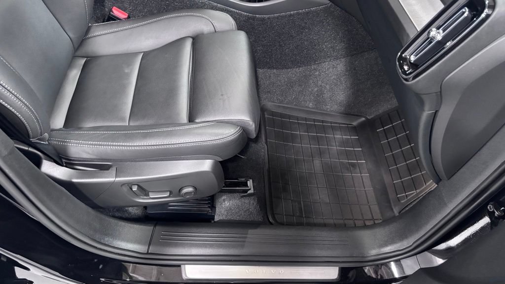Certified 2026 Volvo XC40 B5 Plus AWD/4WD image 18