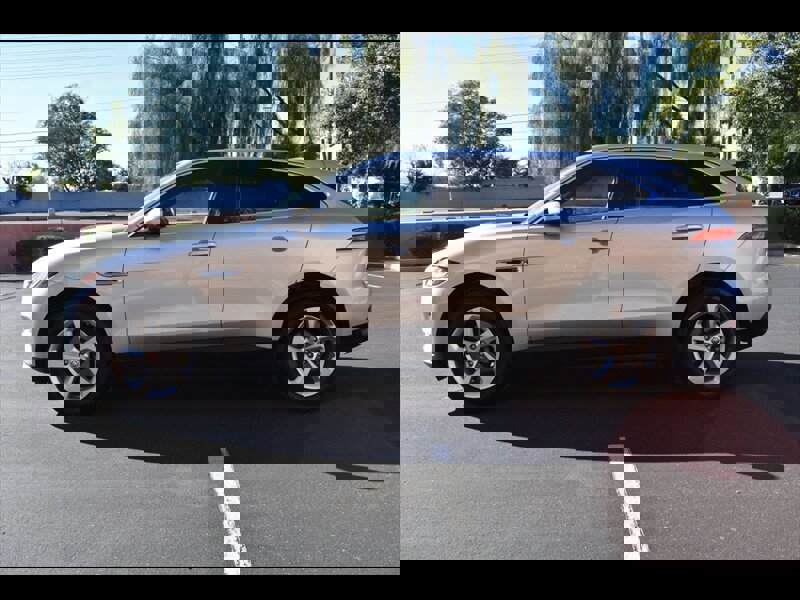 Used 2019 Jaguar F-PACE Premium image 4