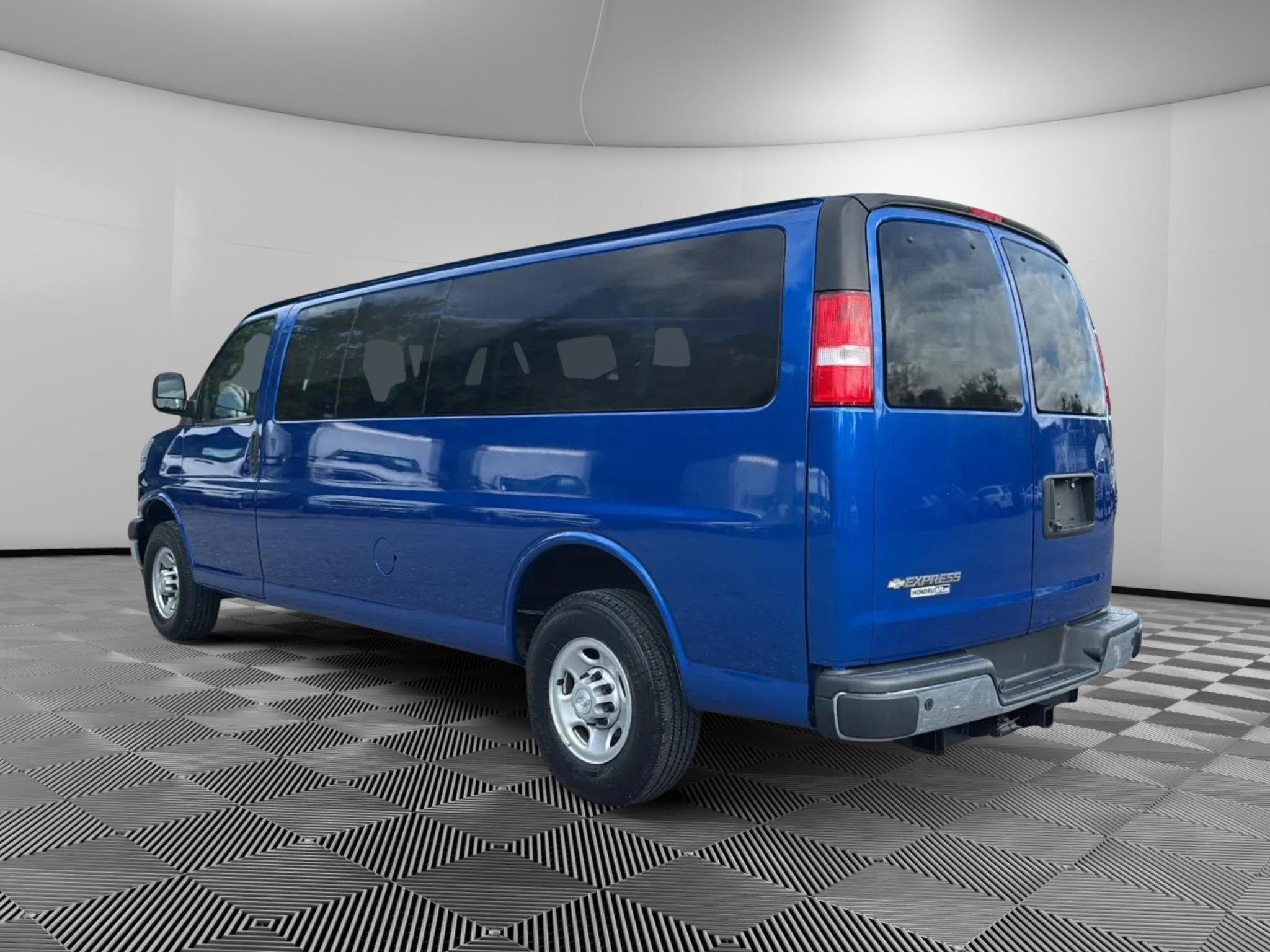 Used 2019 Chevrolet Express 3500 LS w/ Chrome Appearance Package RWD image 3