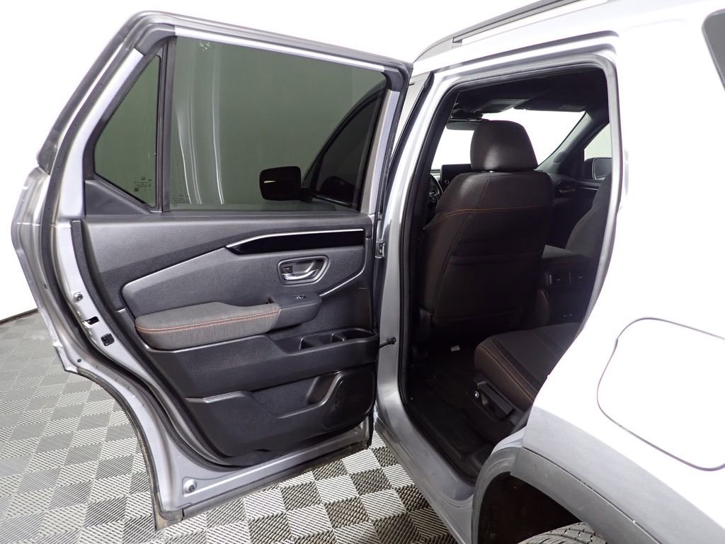Used 2025 Honda Pilot Sport image 33