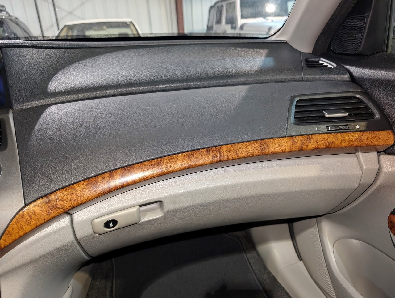 Used 2011 Honda Accord EX image 32