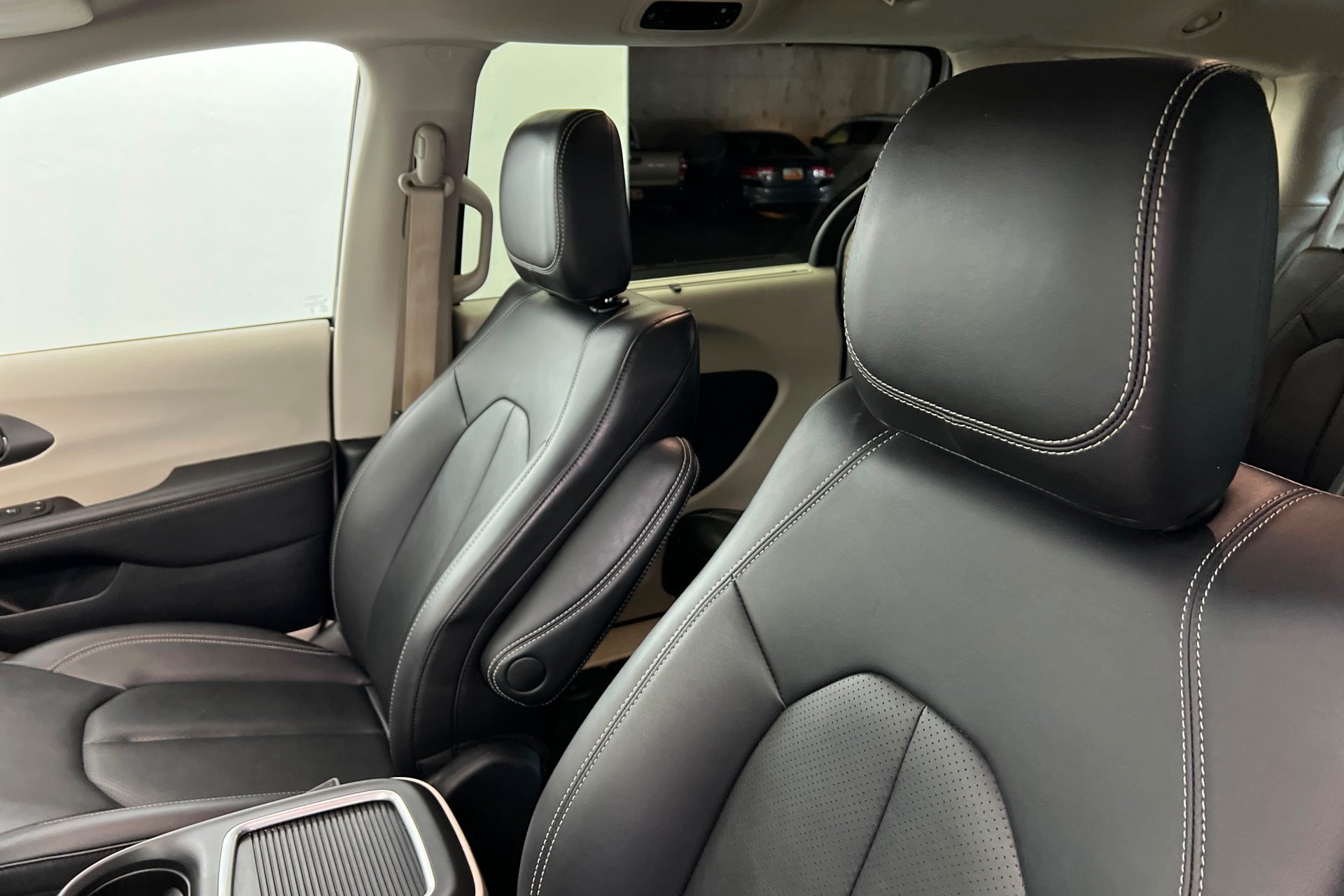 Used 2024 Chrysler Pacifica Touring-L FWD image 16