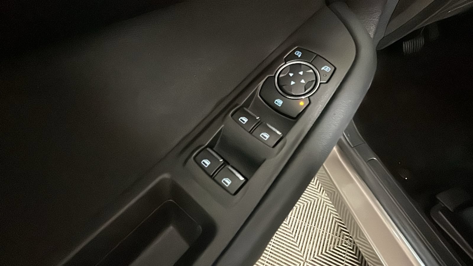 Used 2019 Ford Edge SE AWD/4WD image 12