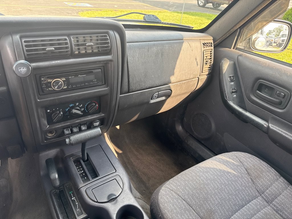 Used 2000 Jeep Cherokee Sport AWD/4WD image 16