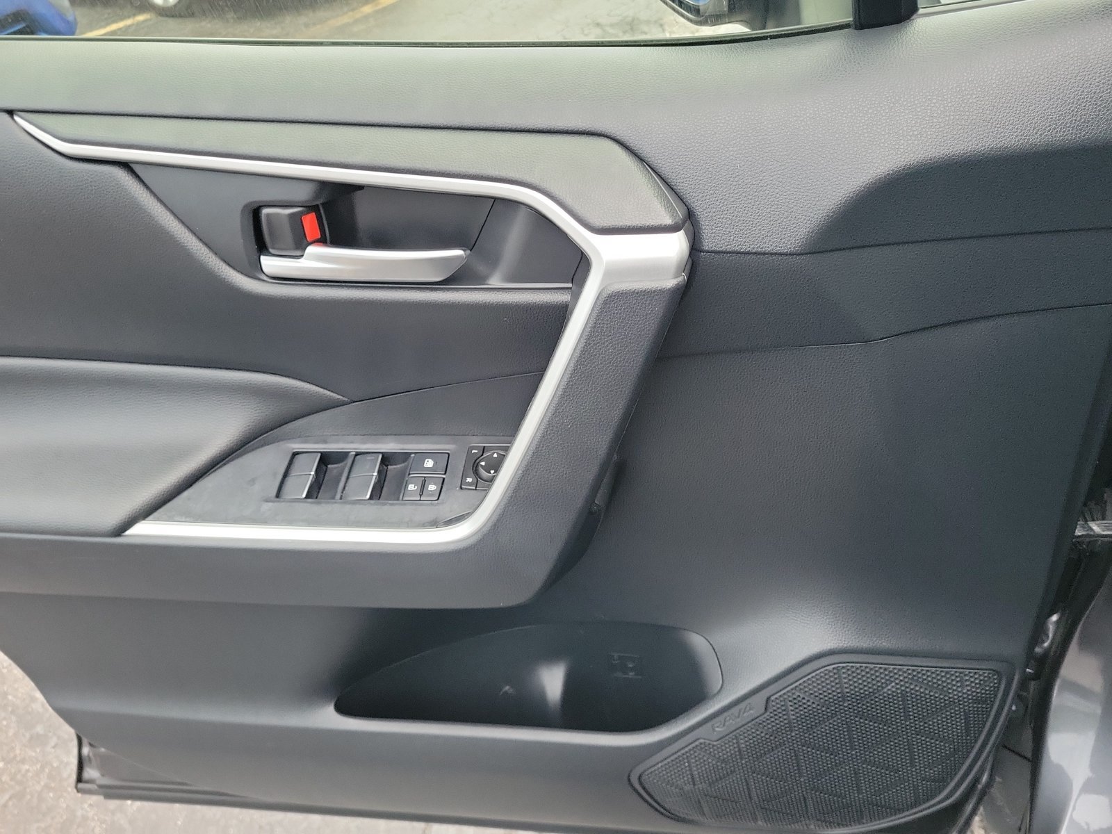 Used 2019 Toyota RAV4 XLE Premium FWD image 17