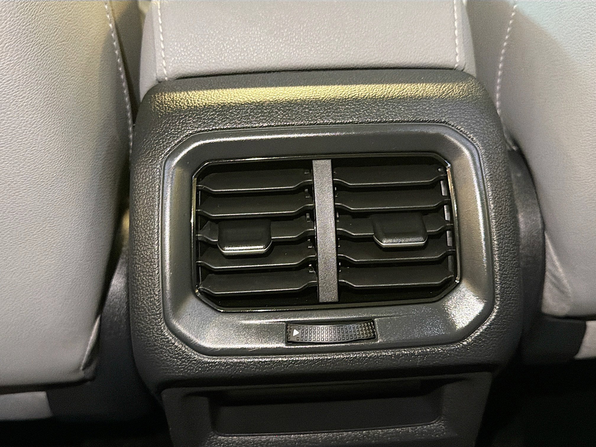 Used 2024 Volkswagen Taos SE image 28