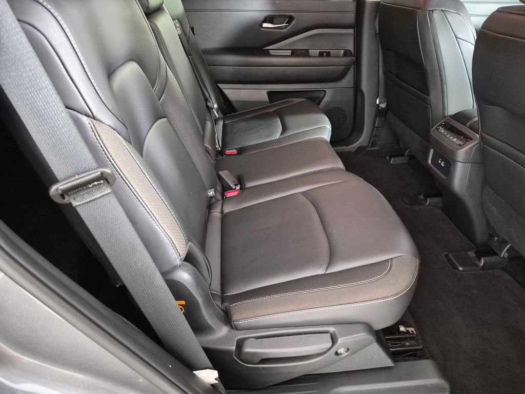 Used 2025 Nissan Pathfinder SL FWD image 28