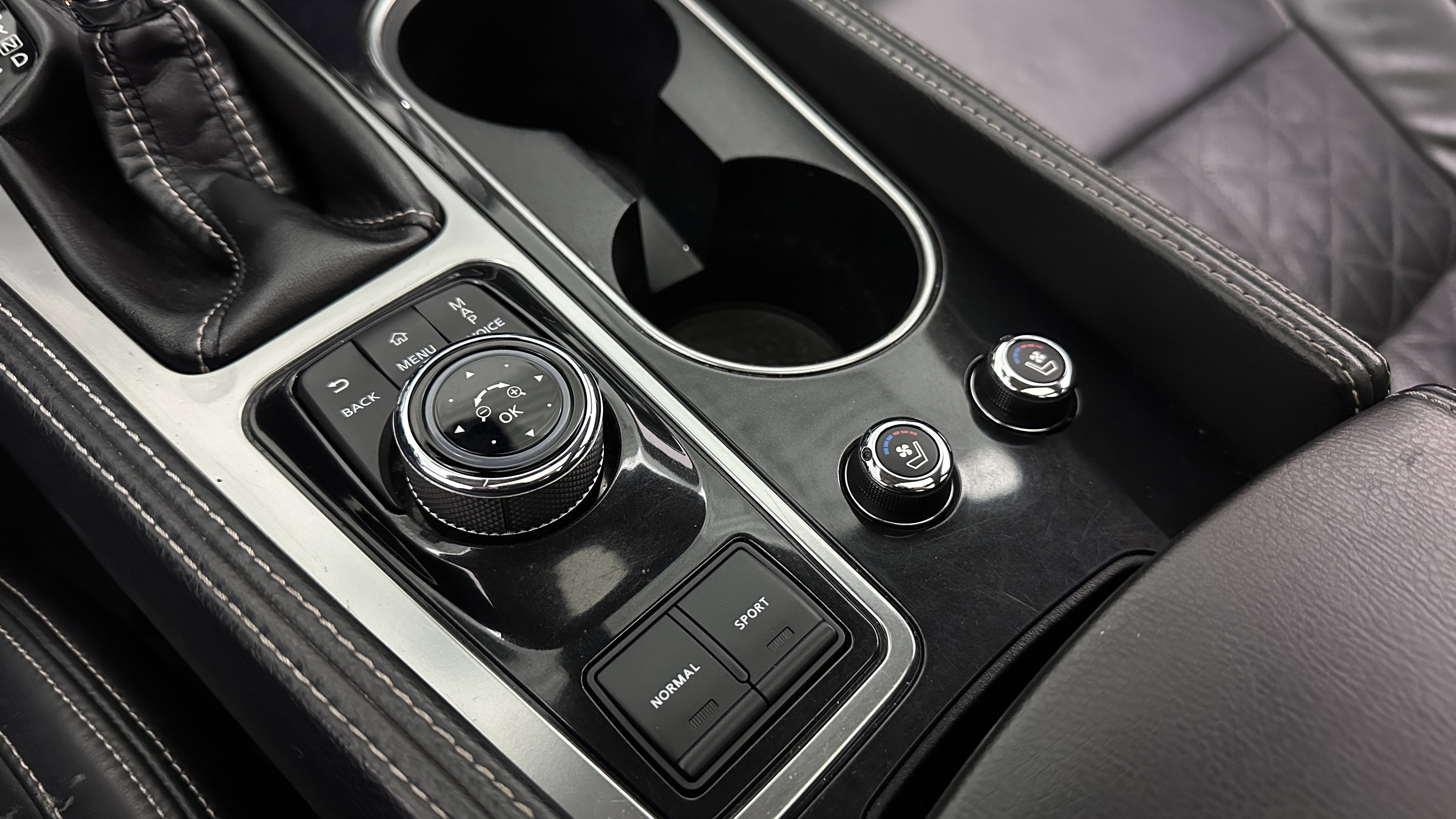 Used 2016 Nissan Maxima Platinum w/ Interior Lighting Package FWD image 17