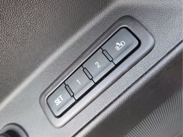 Used 2020 Chevrolet Equinox Premier w/ Premier Redline Edition FWD image 34