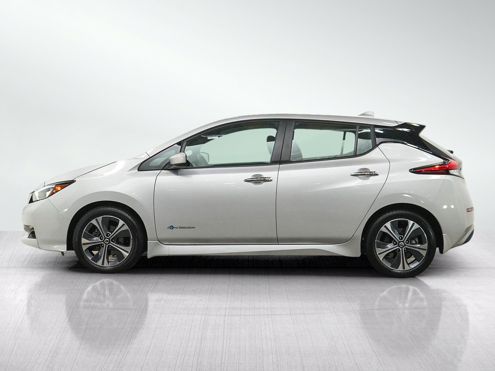 Used 2018 Nissan Leaf SV w/ SV Technology Package FWD image 2