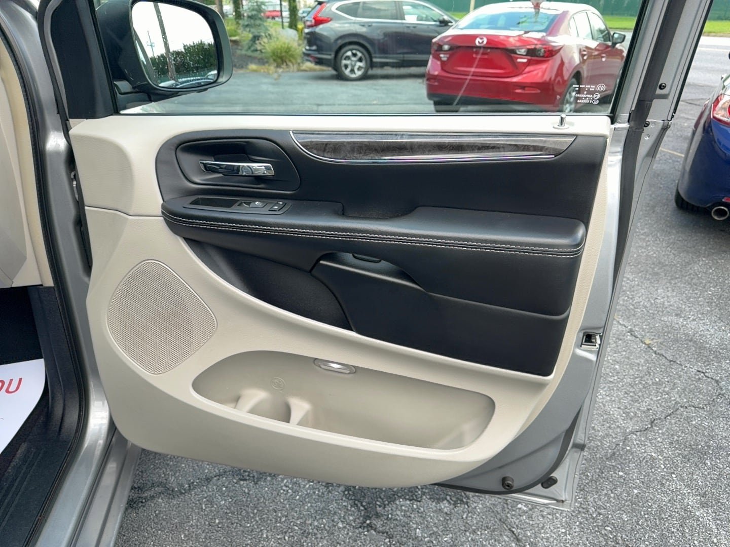 Used 2014 Chrysler Town & Country Touring-L w/ Driver Convenience Group FWD image 20