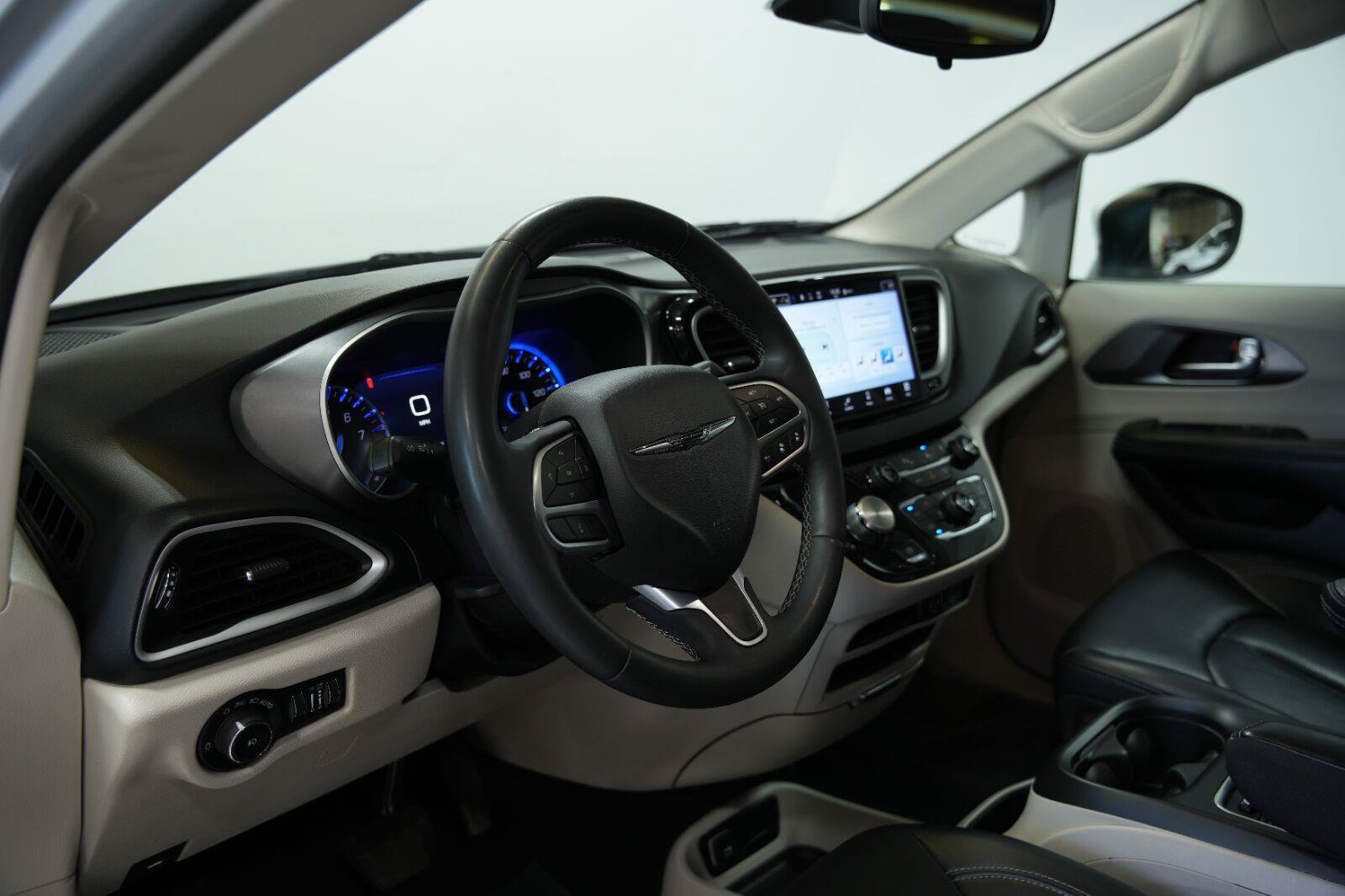 Used 2023 Chrysler Pacifica Touring-L FWD image 31