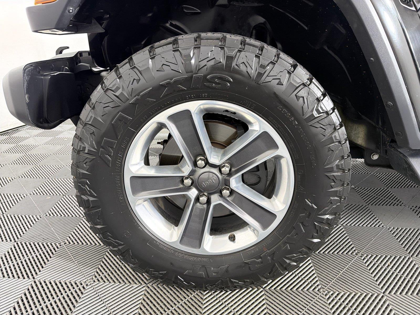 Used 2018 Jeep Wrangler Unlimited Sahara AWD/4WD image 27