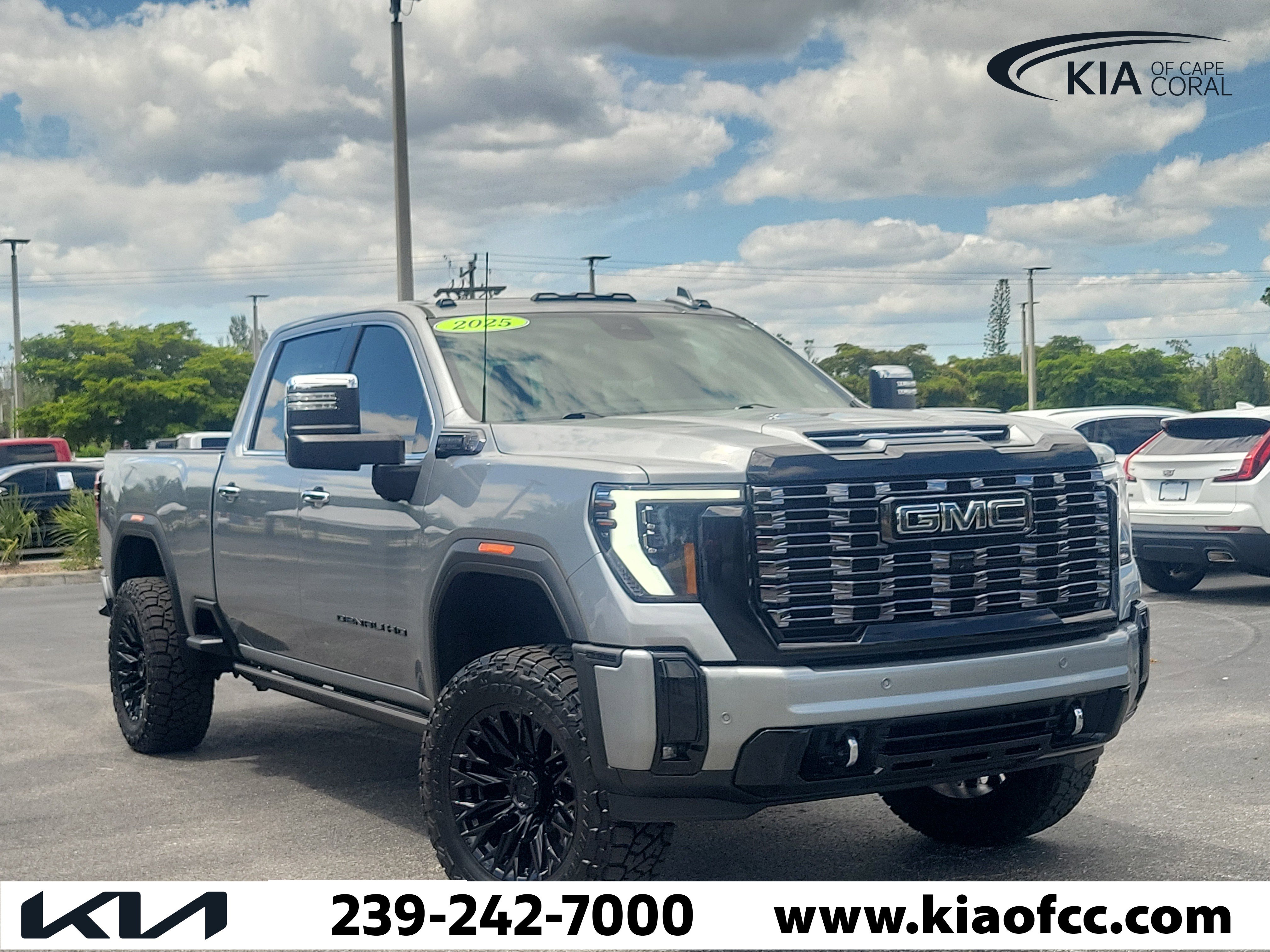 Used 2025 GMC Sierra 2500 Denali Ultimate AWD/4WD image 1