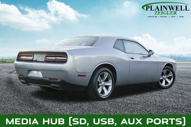 Used 2016 Dodge Challenger SXT image 3