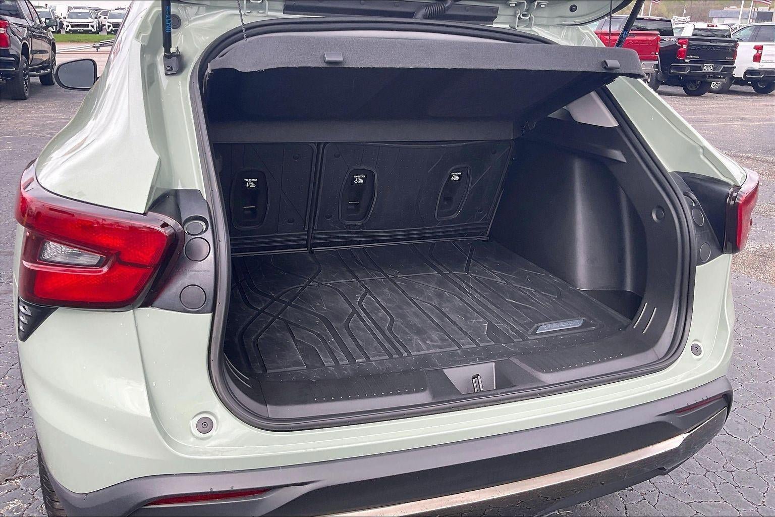 Used 2024 Chevrolet Trax ACTIV w/ Sunroof Package FWD image 4