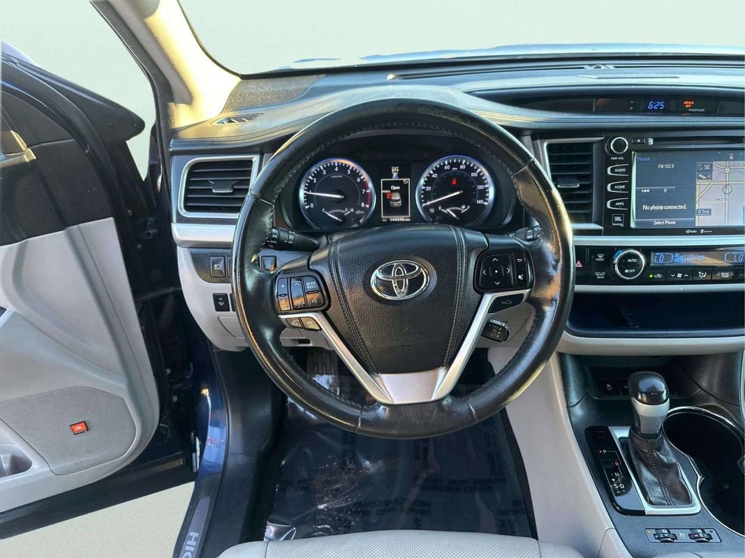 Used 2014 Toyota Highlander Limited w/ Driver Technology Package image 24