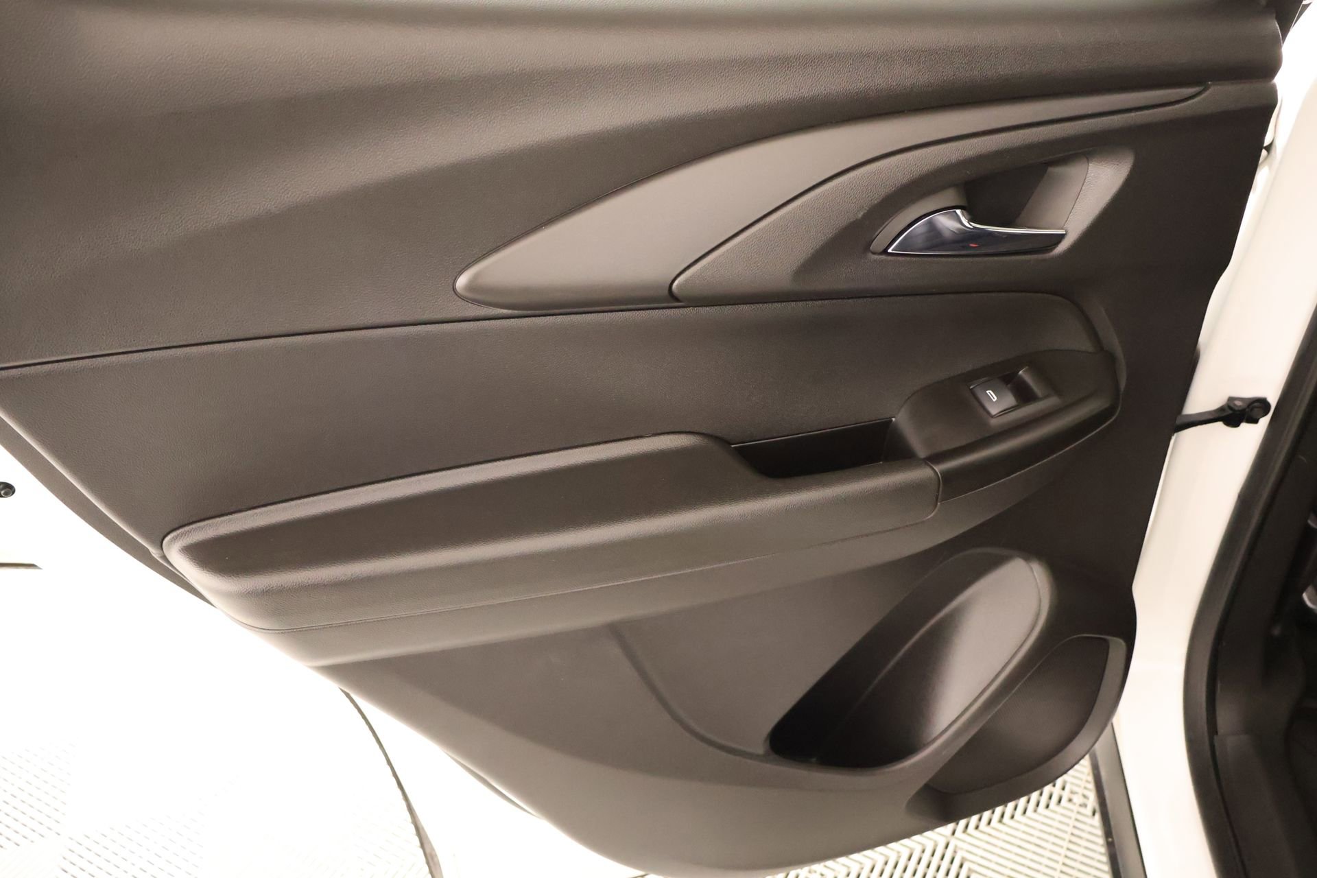 Used 2023 Chevrolet TrailBlazer RS w/ Sun and Liftgate Package FWD image 17