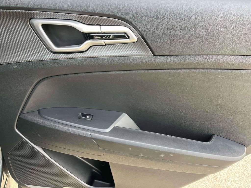 Used 2024 Kia Sportage LX image 8