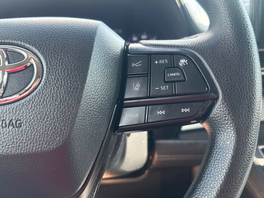 Used 2025 Toyota Sienna LE AWD/4WD image 22