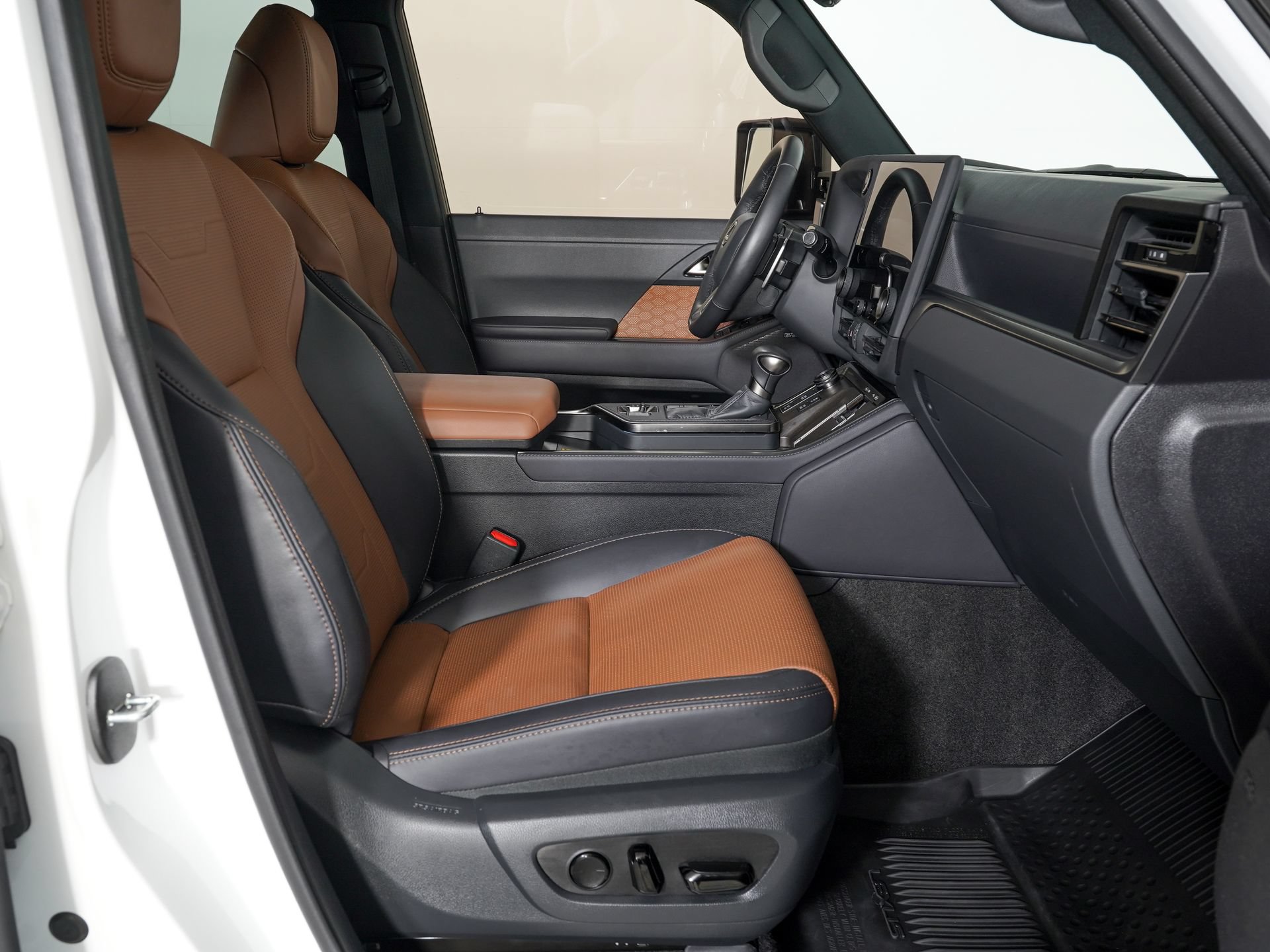 Used 2025 Lexus GX 550 w/ Cold Area Package AWD/4WD image 8