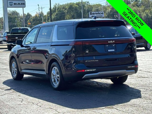 Used 2022 Kia Carnival LX FWD image 2