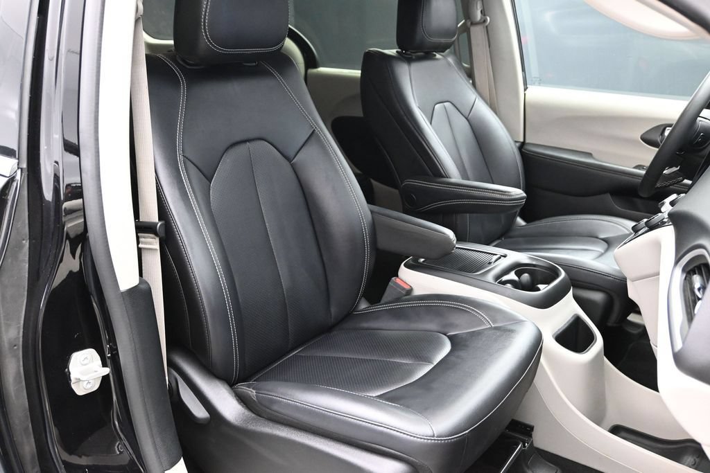 Used 2024 Chrysler Pacifica Touring-L FWD image 12