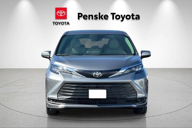 New 2026 Toyota Sienna LE FWD image 9