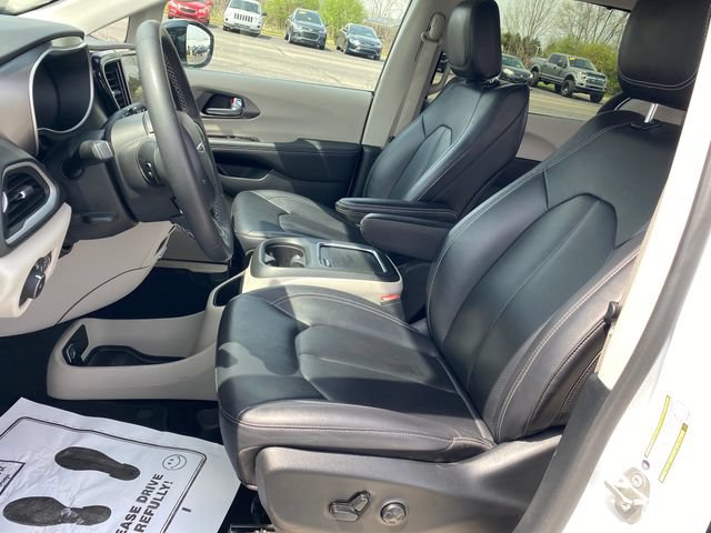 Used 2024 Chrysler Pacifica Touring-L FWD image 14