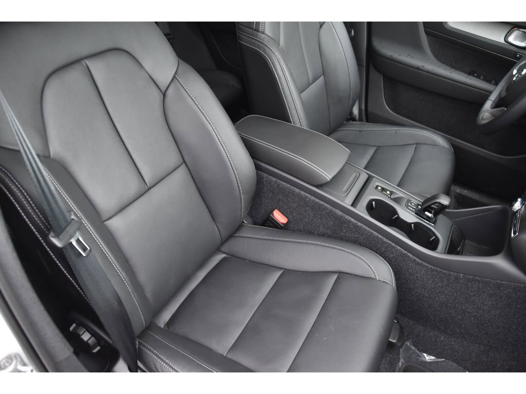 Certified 2025 Volvo XC40 B5 Core w/ Protection Package Premier image 28