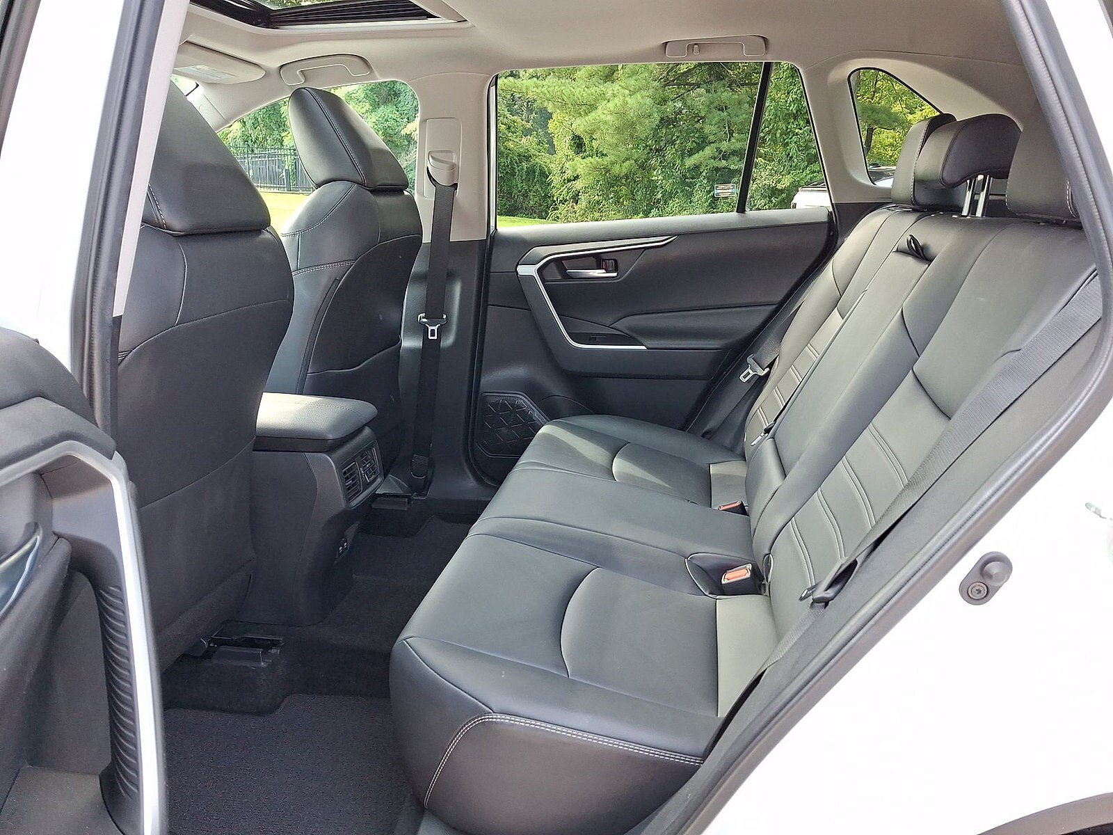 Used 2020 Toyota RAV4 XLE Premium AWD/4WD image 20