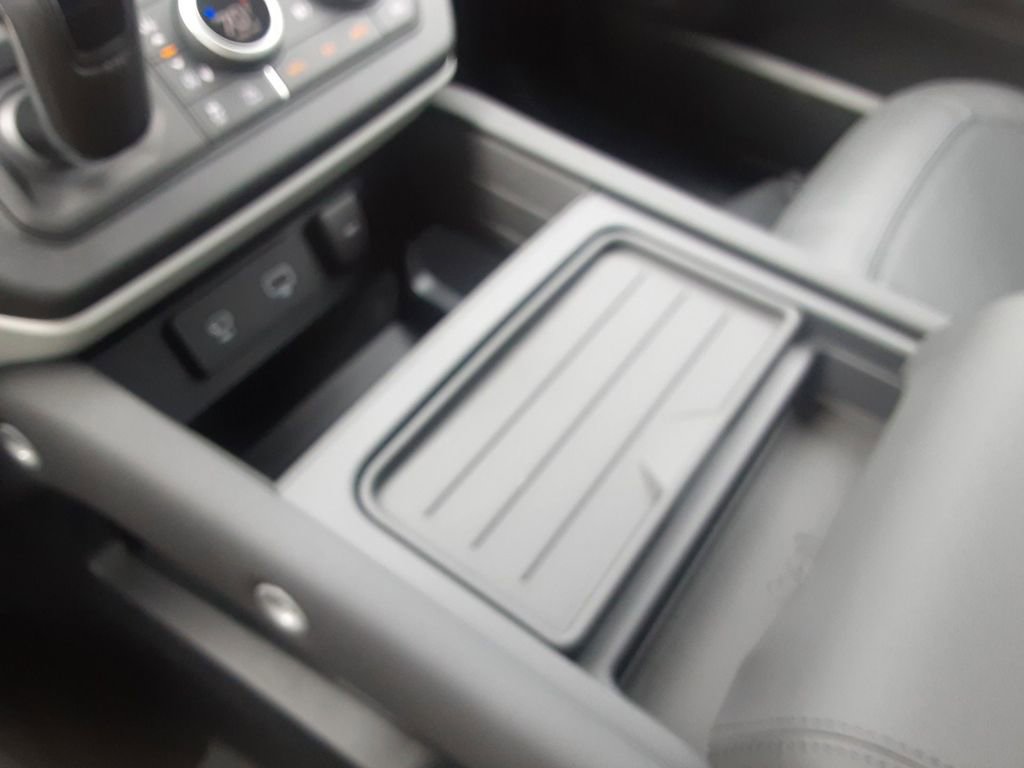 New 2024 Land Rover Defender 110 SE image 27