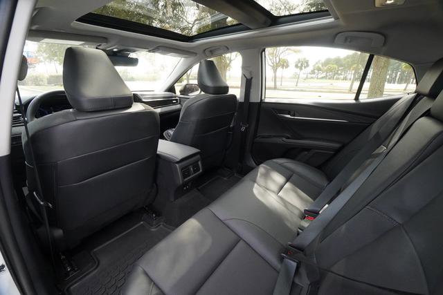 Used 2025 Toyota Camry XLE image 28