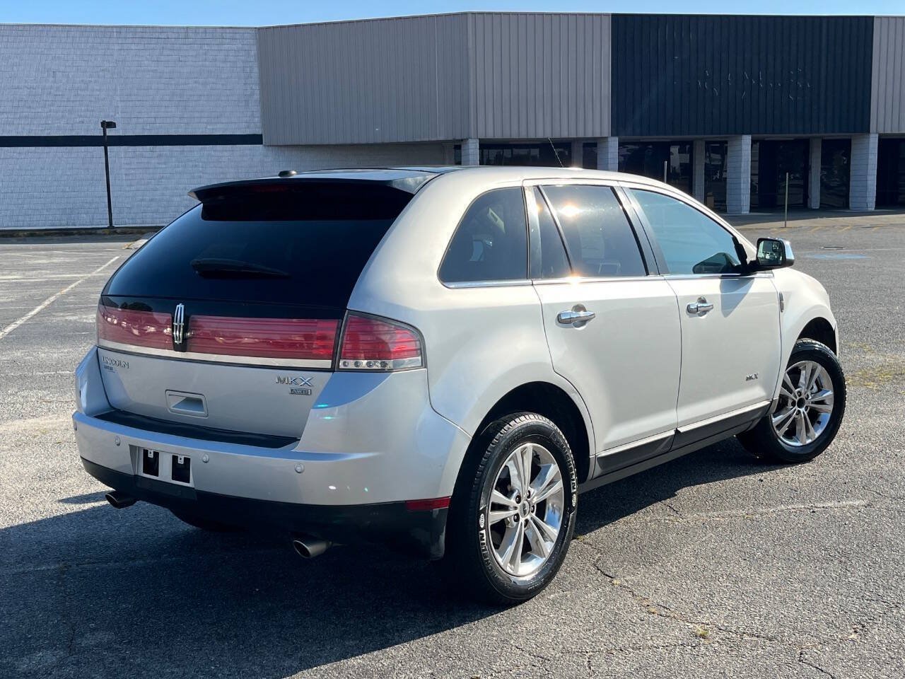 Used 2010 Lincoln MKX AWD image 4