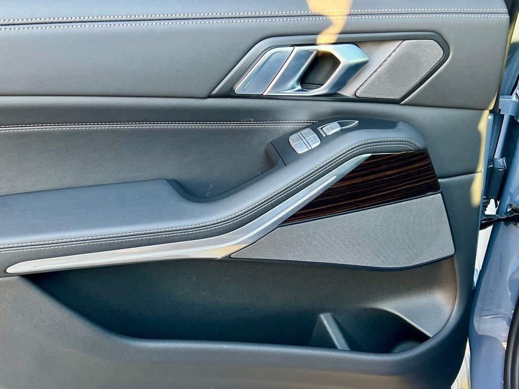 Used 2024 BMW X7 xDrive40i w/ Premium Package image 36