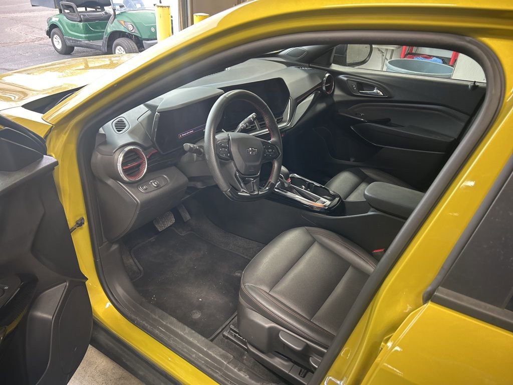 Used 2024 Chevrolet Trax RS w/ Sunroof Package image 2