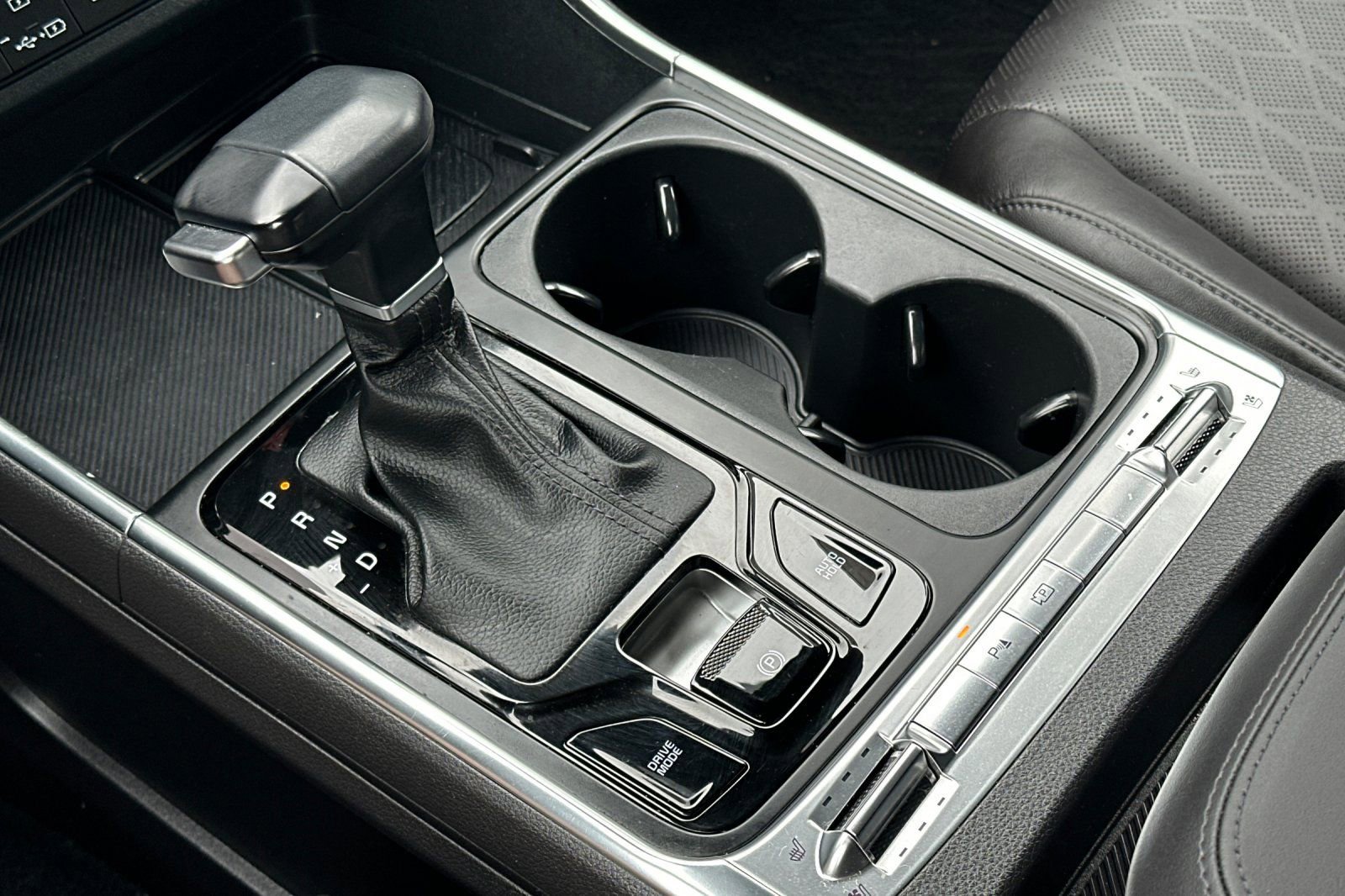 Used 2025 Kia Carnival SX w/ SX Dark Edition Package FWD image 22