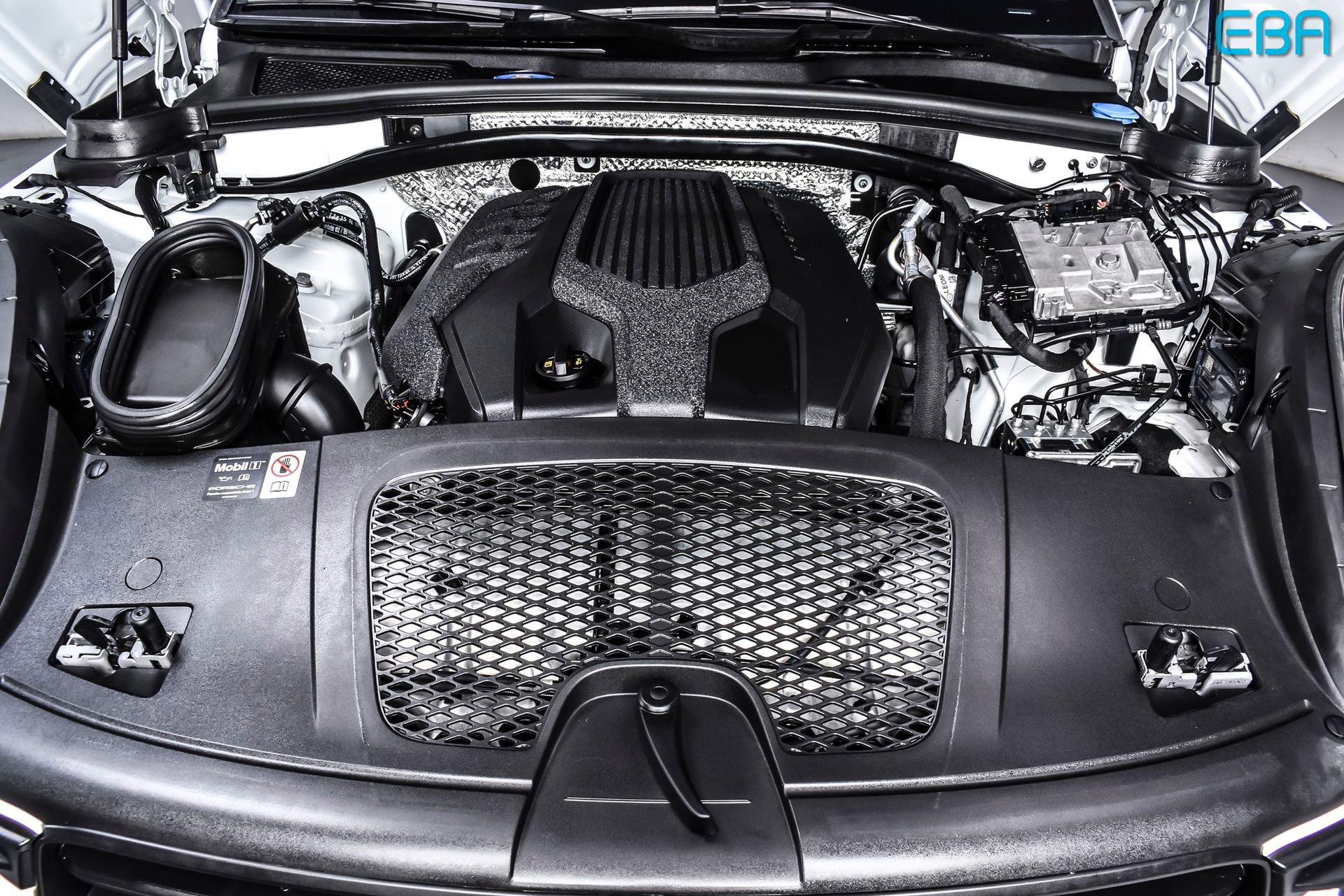 Used 2025 Porsche Macan AWD/4WD image 11