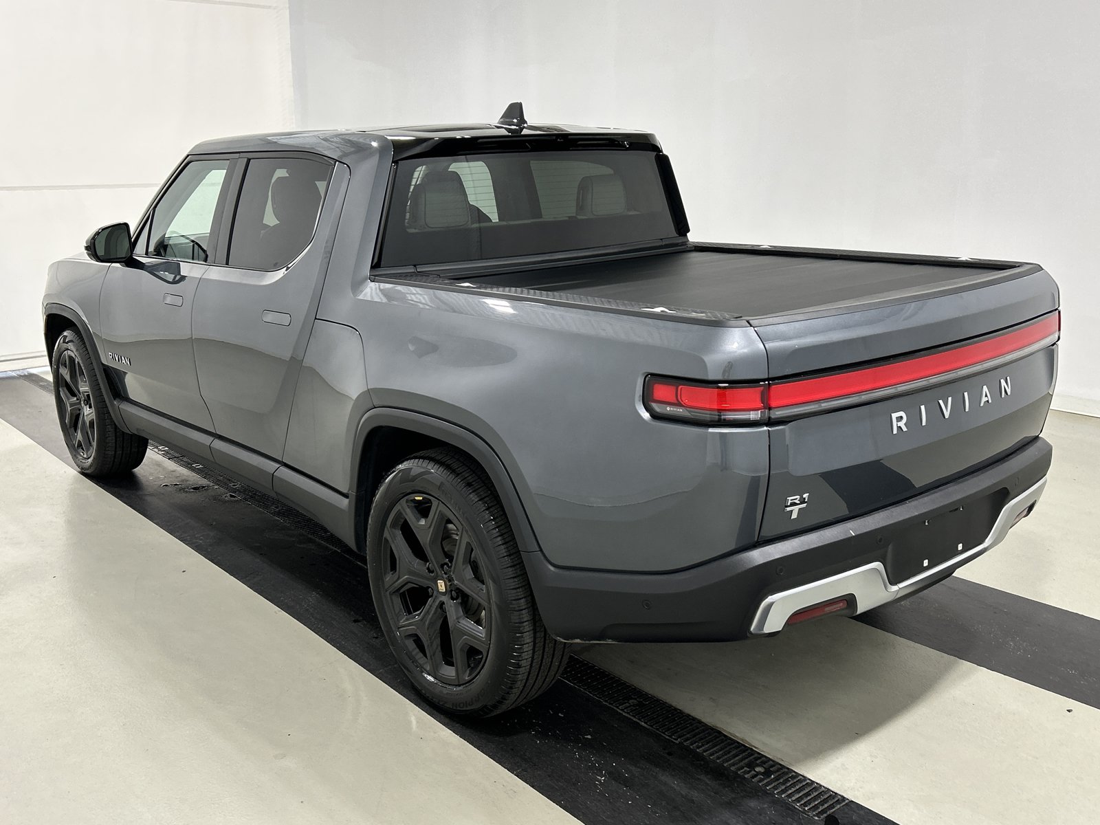 Used 2025 Rivian R1T Adventure AWD/4WD image 3