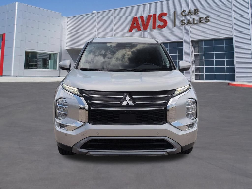 Used 2025 Mitsubishi Outlander SE FWD image 2