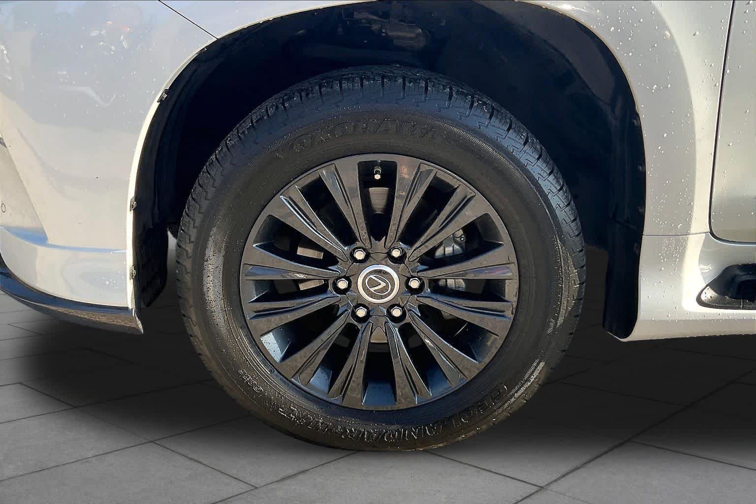 Used 2022 Lexus GX 460 Luxury w/ Sport Design Package AWD/4WD image 11
