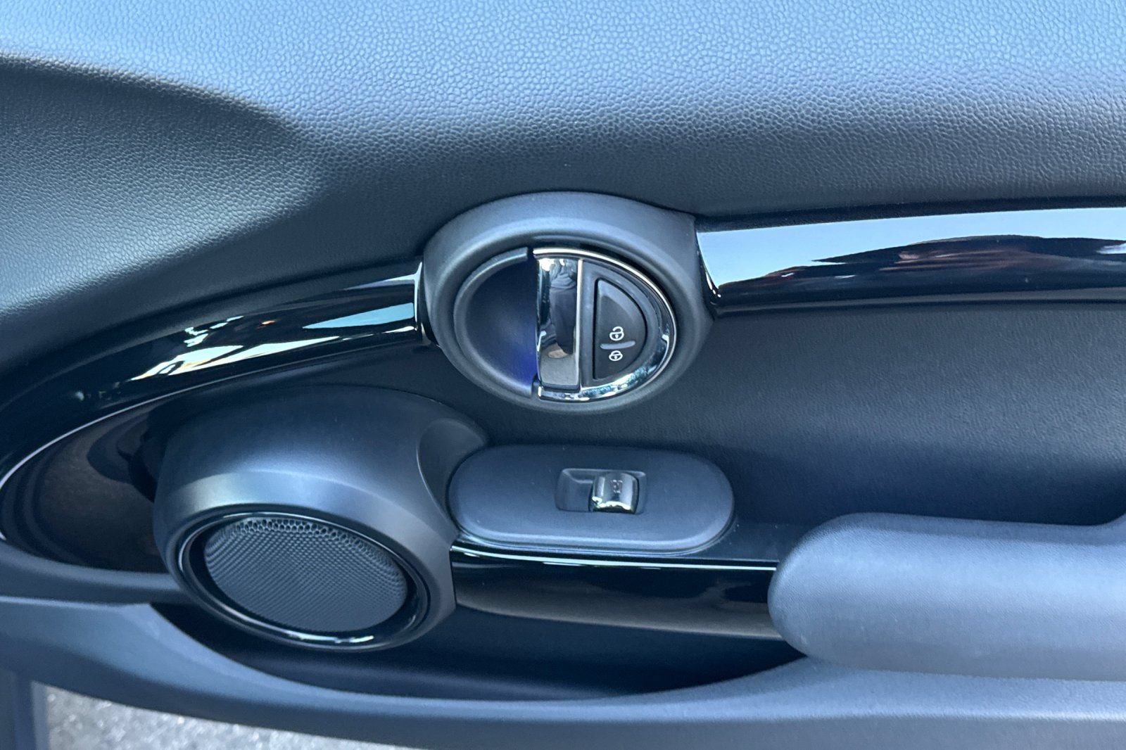 Used 2019 MINI Cooper 2-Door Hardtop w/ Signature Upholstery Package FWD image 18
