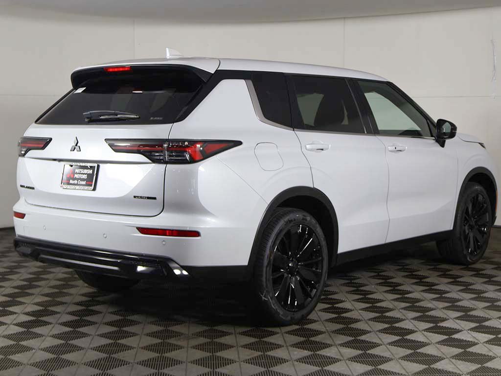 New 2026 Mitsubishi Outlander LE AWD/4WD image 10